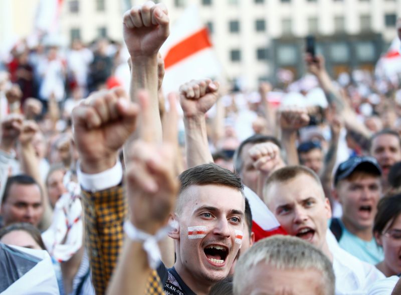 &copy; Reuters. Gente participa en una protesta contra los resultados de las elecciones presidenciales que exigen la renuncia del presidente bielorruso Alexander Lukashenko y la liberación de los presos políticos, en Minsk, Bielorrusia.