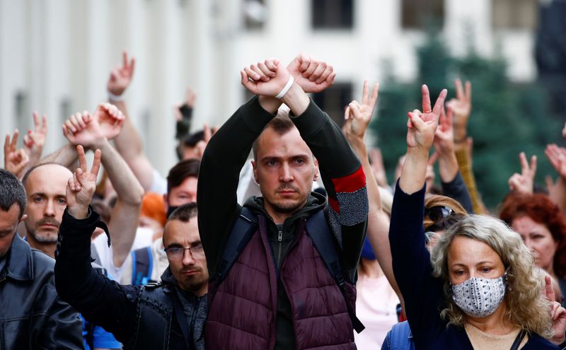 © Reuters. حبس اثنين من رموز المعارضة في روسيا البيضاء عشرة أيام