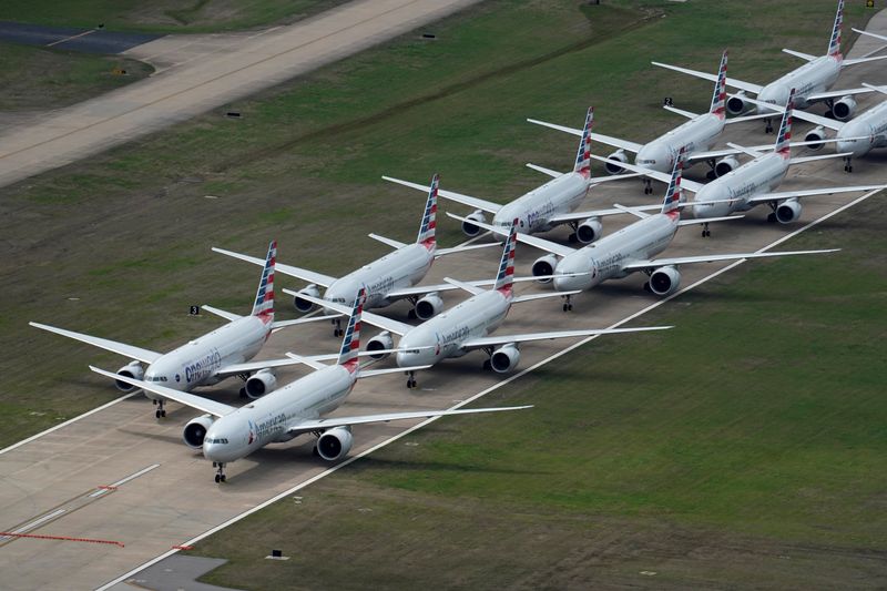 &copy; Reuters. IMAGEN DE ARCHIVO: Aviones de American Airlines en tierra por la pandemia de coronavirus en una pista del Aeropuerto Internacional de Tulsa, Oklahoma, EEUU.
