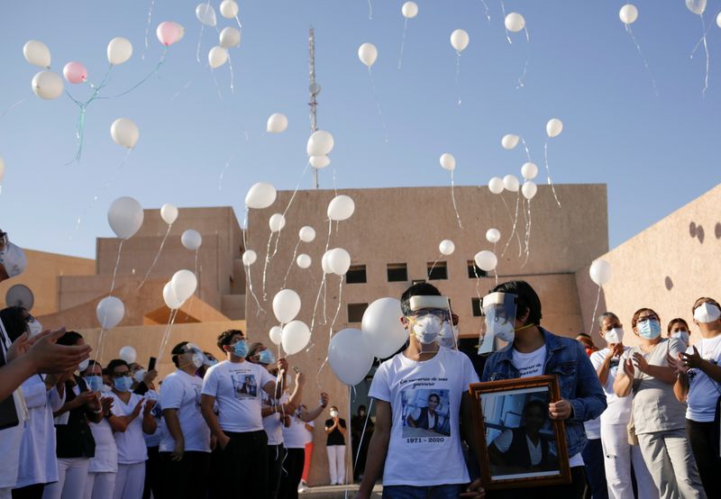 &copy; Reuters. Familiares e profissionais de saúde prestam homenagem a enfermeira que morreu de Covid-19 em Ciudad Juarez, no México