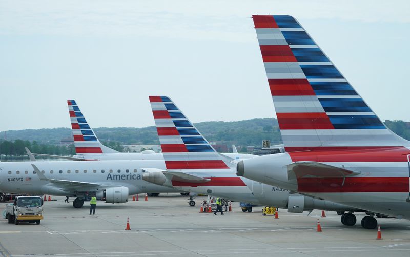 &copy; Reuters. Alcuni aerei dell&apos;American Airlines presso l&apos;aeroporto Reagan National di Washington, 29 aprile 2020