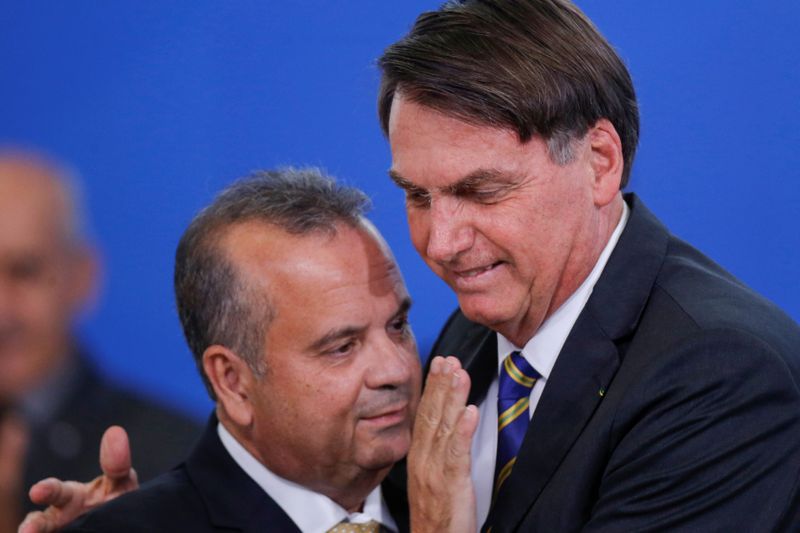 © Reuters. Presidente Jair Bolsonaro ao lado do ministro do Desenvolvimento Regional, Rogério Marinho, durante cerimônia em Brasília (DF)