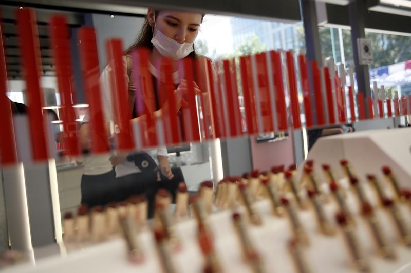 © Reuters. A customer wearing a face mask shops at a Chinese cosmetics brand Perfect Diary store, following the coronavirus disease (COVID-19) outbreak  in Beijing