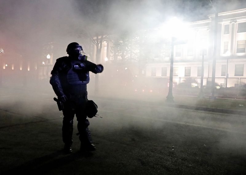 &copy; Reuters. الاضطرابات تشتعل في ويسكونسن بأمريكا لليلة الثالثة وأنباء عن مصابين