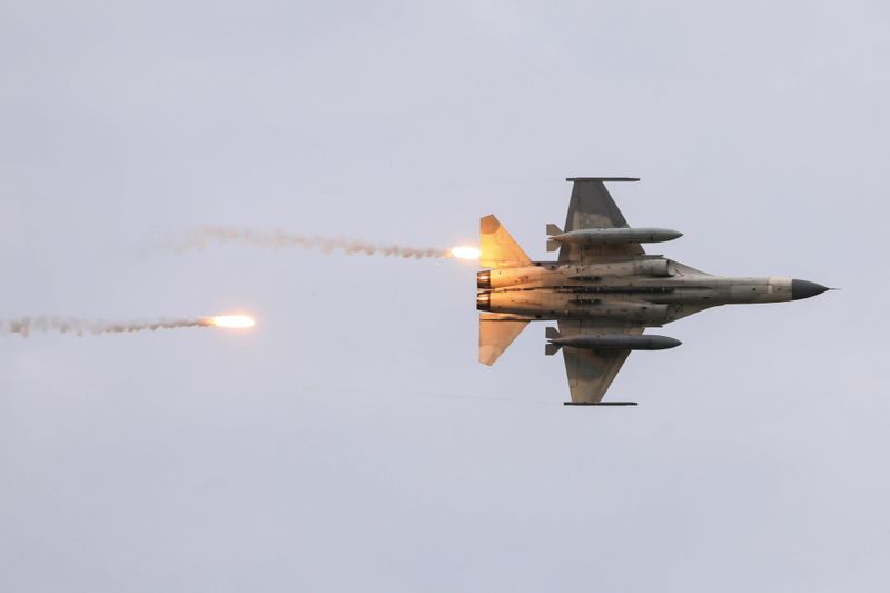 &copy; Reuters. FILE PHOTO: Taiwanese domestically-built Indigenous Defense Fighters (IDF) take part in the live-fire, anti-landing Han Kuang military exercise, which simulates an enemy invasion, in Taichung