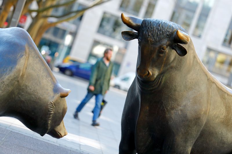 &copy; Reuters. FILE PHOTO: The bull and bear, symbols for successful and bad trading are seen in front of the German stock exchange (Deutsche Boerse), in Frankfurt,