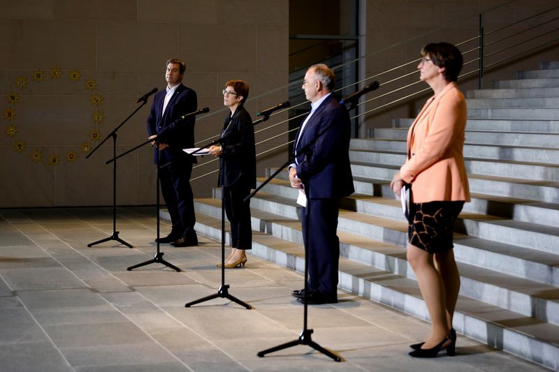 &copy; Reuters. I leader dei partiti del governo di coalizione tedesco durante una conferenza stampa a Berlino