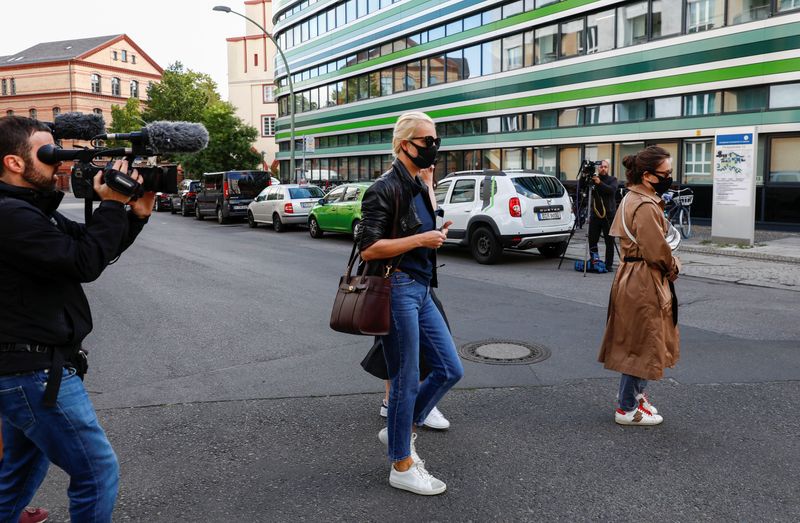 &copy; Reuters. Yulia Navalnaya, esposa do político russo de oposição Alexei Navalny, chega a hospital em Berlim