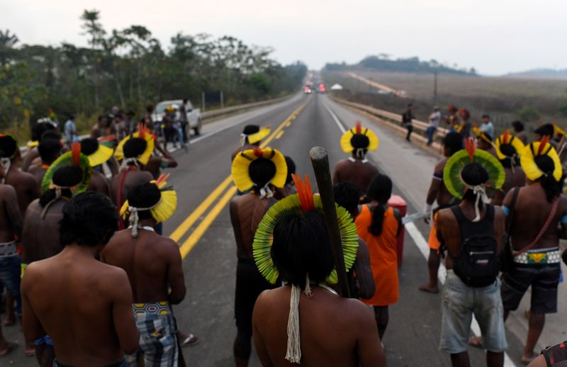 © Reuters. Indígenas kayapó bloqueiam a BR-163 em Novo Progresso, no Pará