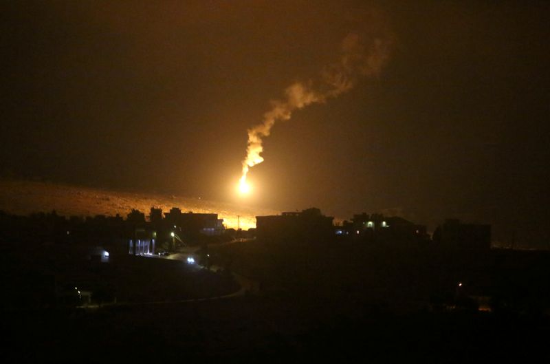 &copy; Reuters. Bola de fogo no céu em foto tirada do vilarejo de Houla, perto da fronteira entre Líbano e Israel, no sul do Líbano