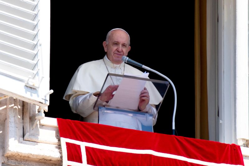 &copy; Reuters. Papa Francisco faz discurso na Praça de São Pedro, no Vaticano