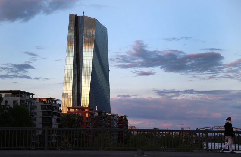 &copy; Reuters. L&apos;Eurotower, il palazzo che ospita la Banca centrale europea, Francoforte, 29 aprile 2020