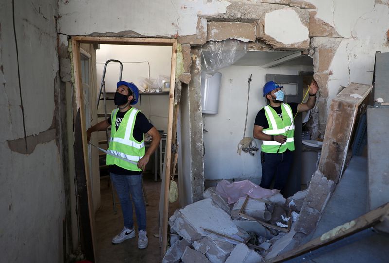 &copy; Reuters. يتولون مهام الحكومة.. متطوعون في بيروت يقودون جهود الإغاثة