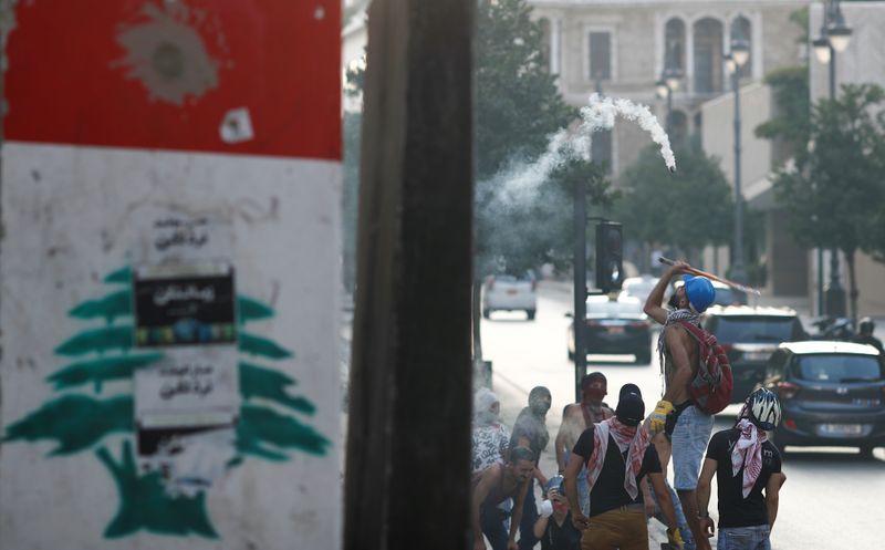 © Reuters. منظمة: قوات الأمن اللبنانية استخدمت القوة المفرطة مع المحتجين على انفجار بيروت