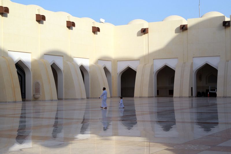 © Reuters. قطر تعيد فتح المساجد لجميع الصلوات بدءا من أول سبتمبر