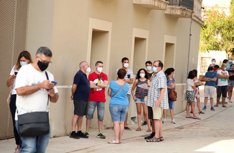 &copy; Reuters. Fila de pessoas para realização de testes de Covid-19 em hospital de  Llobregat, perto de Barcelona