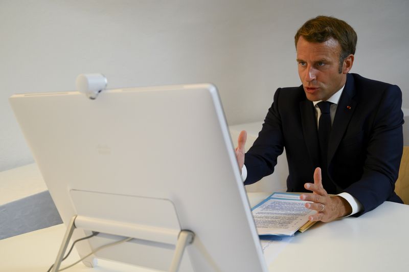 © Reuters. LA FRANCE ADRESSE AU LIBAN UNE FEUILLE DE ROUTE DES RÉFORMES