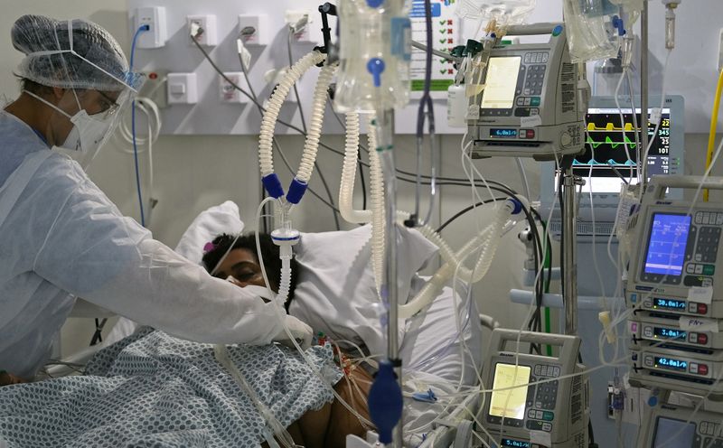 &copy; Reuters. Paciente com Covid-19 em hospital no Rio de Janeiro (RJ)