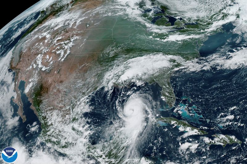 Furacão Laura se dirige à Costa do Golfo dos EUA com previsão de danos catastróficos