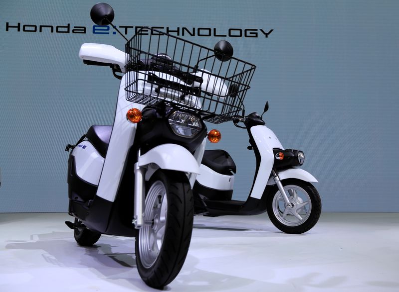 &copy; Reuters. Honda electric bikes are seen in Tokyo Motor Show in Tokyo