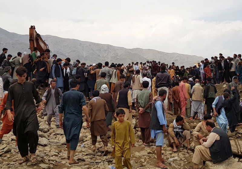 © Reuters. مسلحو طالبان يقتلون أربعة ناجين من سيول أفغانستان122