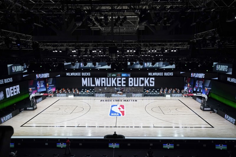 &copy; Reuters. La cancha y las bancas vacías en el inicio  de un juego programado de postemporada de baloncesto de la NBA entre los Milwaukee Bucks y los Orlando Magic, el miércoles 26 de agosto de 2020, en el Complejo Deportivo ESPN Wide World, en Lake Buena Vista, F