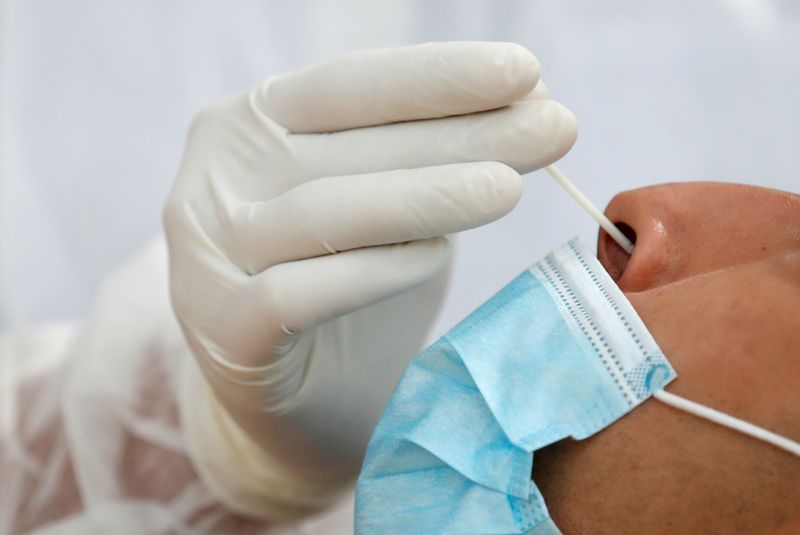 © Reuters. NOVACYT LANCE UN TEST POUR DIFFÉRENCIER LA GRIPPE DU COVID-19, L'ACTION GRIMPE