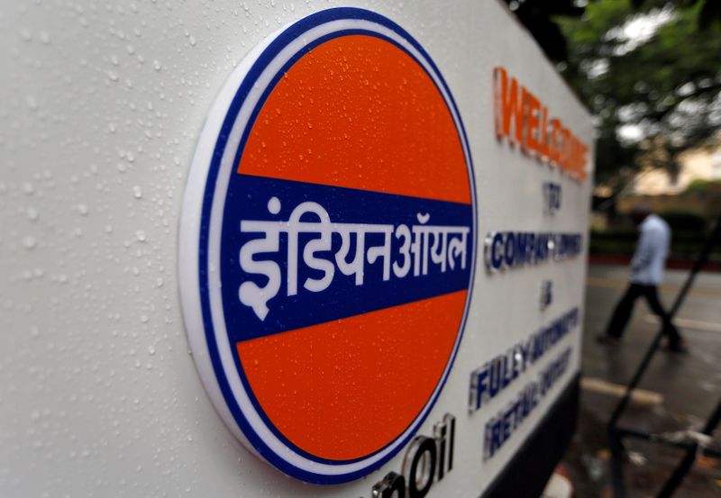 &copy; Reuters. A logo of Indian Oil is picture outside a fuel station in New Delhi
