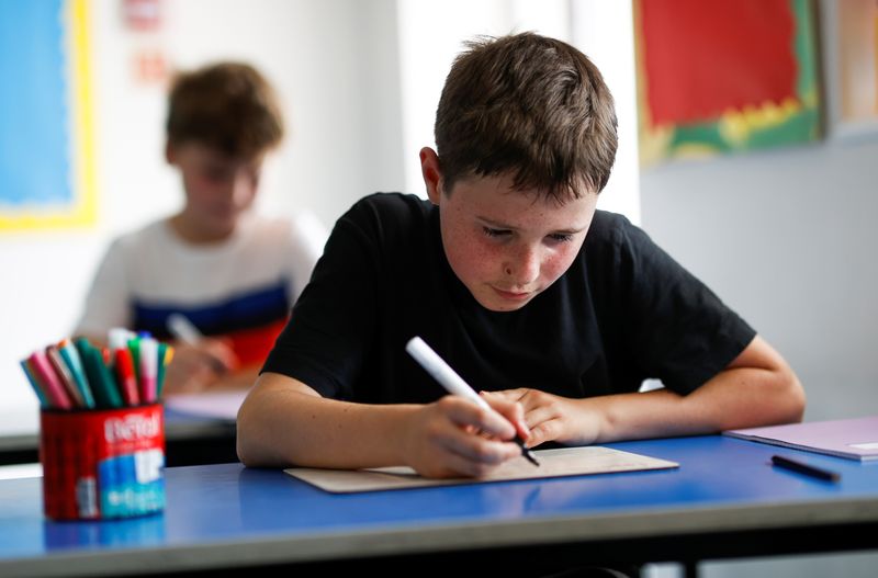 &copy; Reuters. Criança em sala de aula em Watlington, no Reino Unido, em meio à pandemia de Covid-19