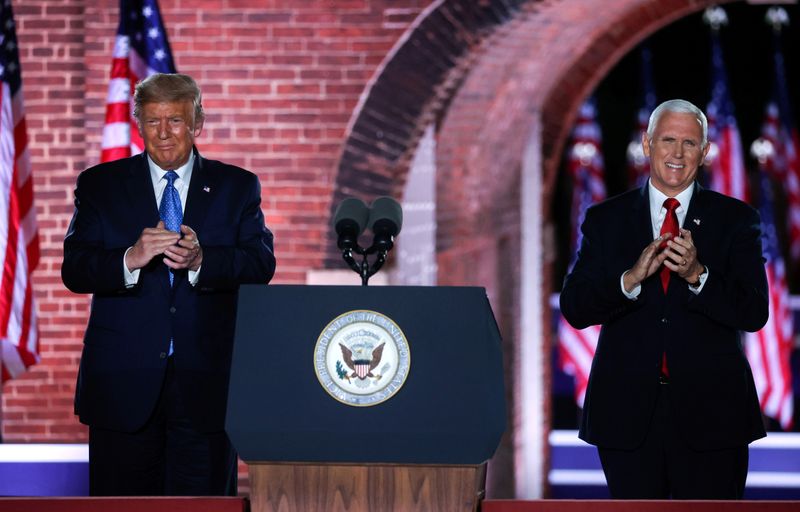&copy; Reuters. El vicepresidente de Estados Unidos, Mike Pence, junto a Donald Trump durante la la jornada de la convención republicana celebrada en Baltimore