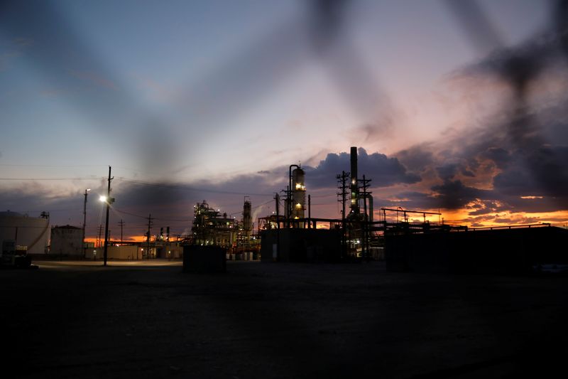 &copy; Reuters. A general view of a refinery in Hobbs