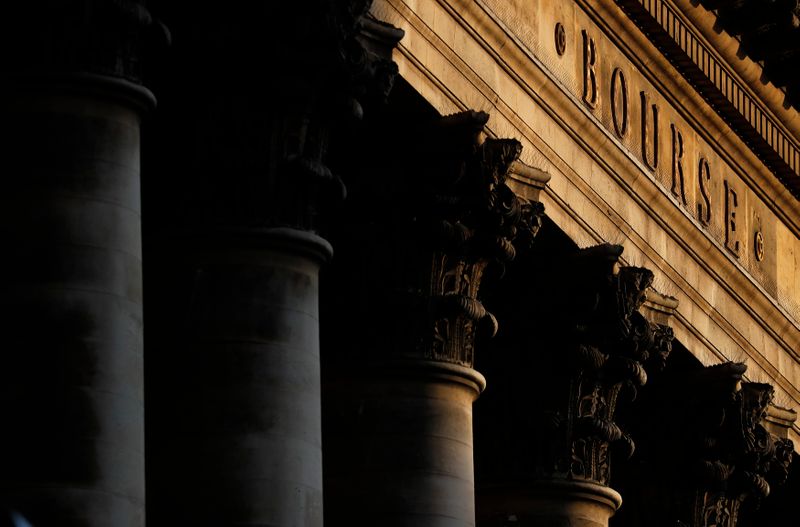 © Reuters. LES BOURSES EUROPÉENNES EN BAISSE À MI-SÉANCE