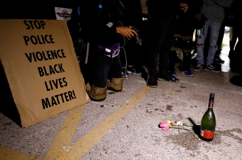 &copy; Reuters. Protestos após polícia balear homem negro em Kenocha, no Estado de Wisconsin, nos EUA