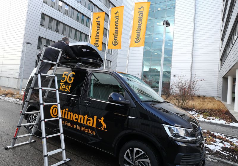 &copy; Reuters. FILE PHOTO: Continental&apos;s pilot location for industry 4.0 applications in Regensburg