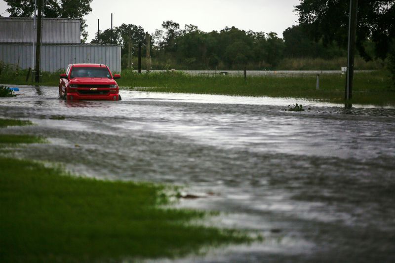 &copy; Reuters. Carro parcialmente submerso após chuvas trazidas pelo furacão Laura em Louisiana, EUA