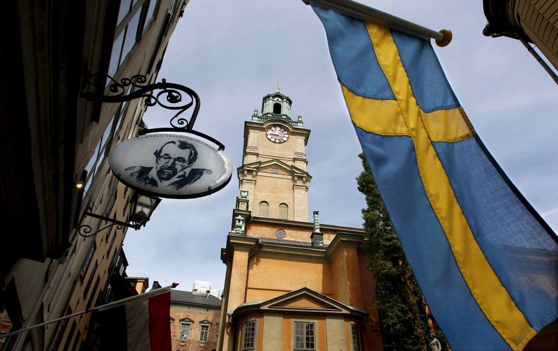 &copy; Reuters. La bandiera svedese vicino alla Cattedrale di Stoccolma nel distretto della Città vecchia