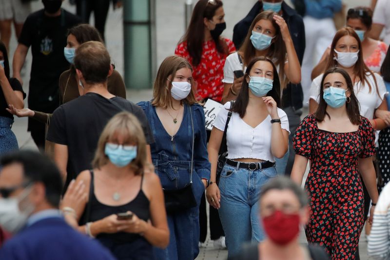 &copy; Reuters. Pessoas usam máscaras de proteção em Nantes, na França