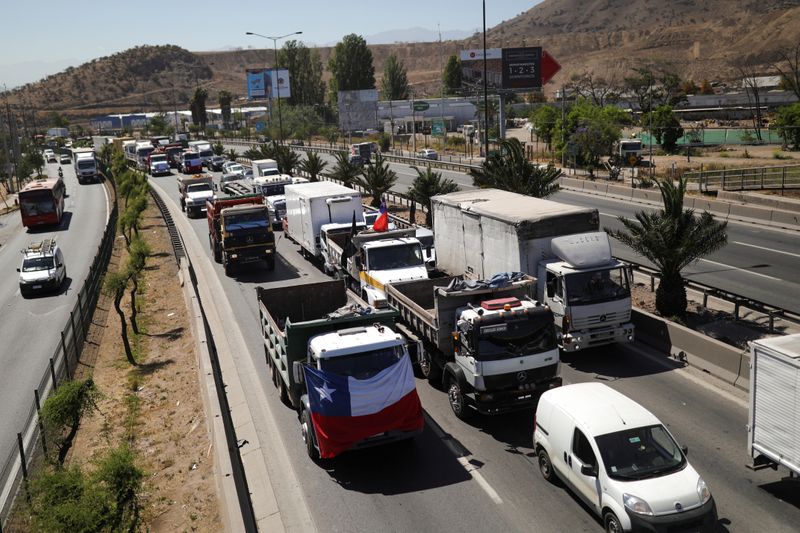 &copy; Reuters. Caminhões nos arredores de Santiago