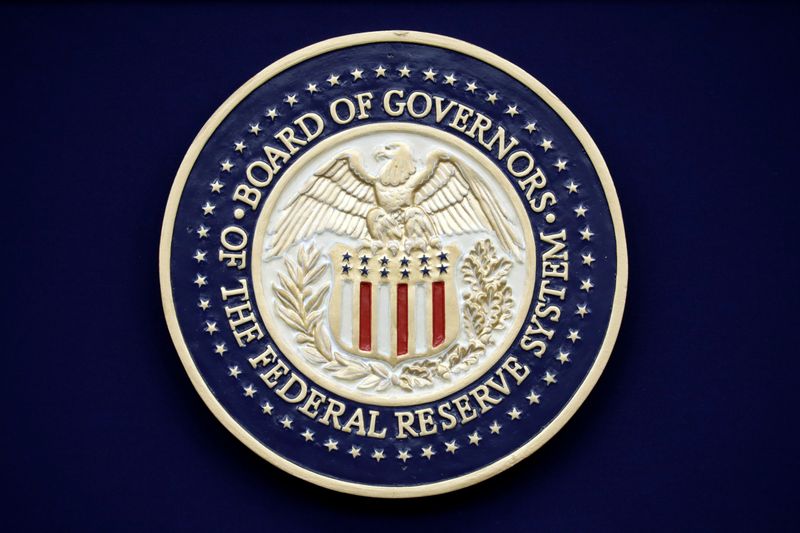 &copy; Reuters. Il logo della Federal Reserve durante una conferenza stampa a Washington