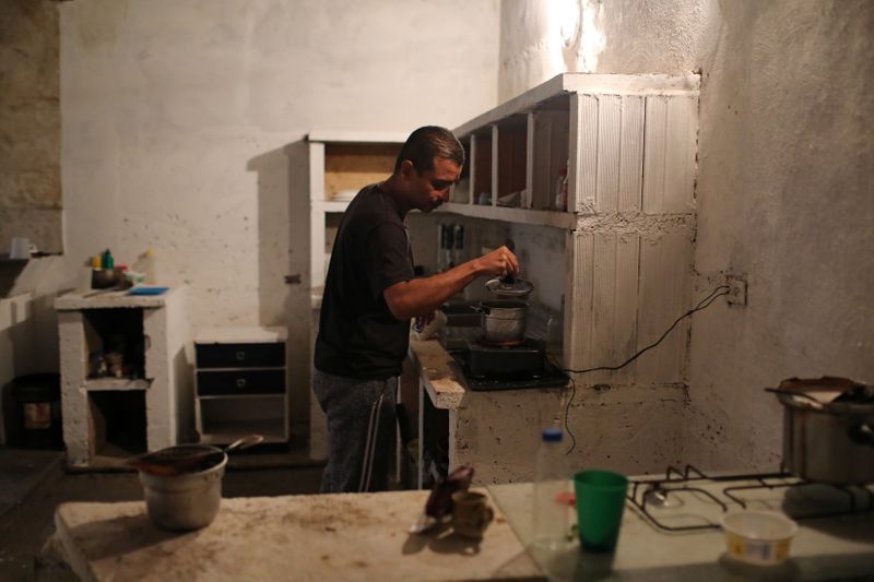 &copy; Reuters. Juan Meza prepares coffee at his house in Guigue