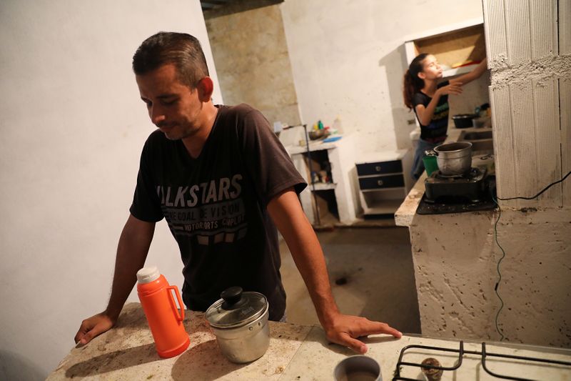 &copy; Reuters. Juan Meza prepara café en un casa en Guigue