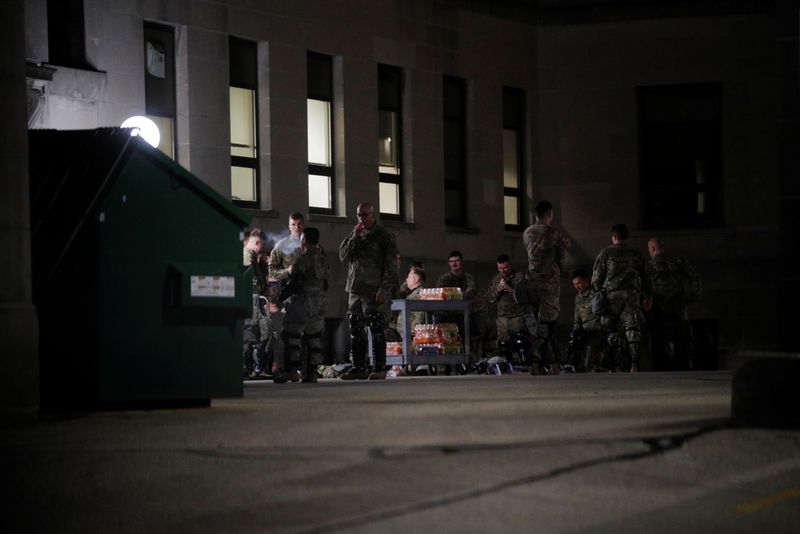 &copy; Reuters. Miembros de la Guardia Nacional en un descanso en medio de las manifestaciones tras los disparos de la policía a Jacob Blake, un hombre negro, en  Kenosha, Wisconsin, EEUU