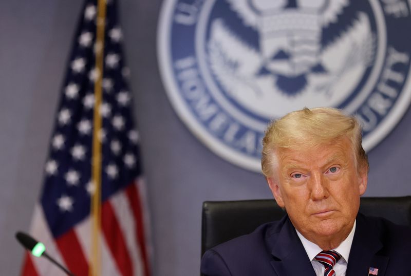 &copy; Reuters. U.S. President Trump attends briefing on Hurricane Laura at FEMA headquarters in Washington