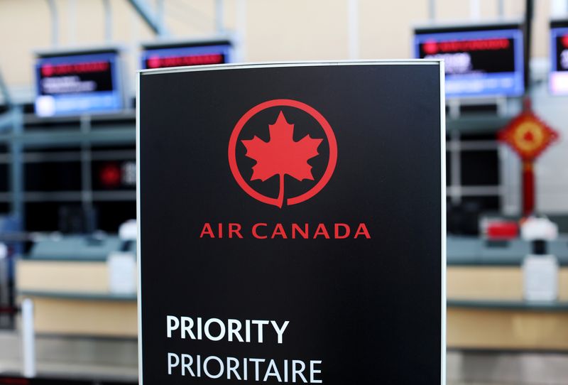 &copy; Reuters. FILE PHOTO: Air Canada signage is pictured at Vancouver&apos;s international airport in Richmond,