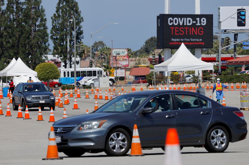 © Reuters. FILE PHOTO: Drive-through coronavirus testing center in California