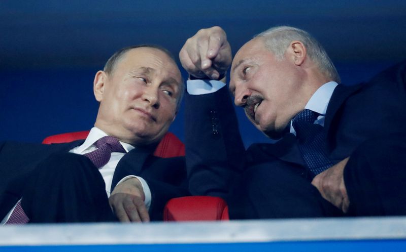 &copy; Reuters. IMAGEN DE ARCHIVO. El presidente ruso, Vladimir Outin, y su par bielorruso, Alexander Lukashenko, hablan durante la ceremonia de clausura de los Juegos Europeos 2019, en el Dinamo Stadiu, Minsk, Bielorrusia