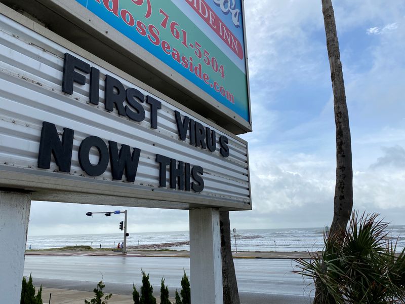 &copy; Reuters. IMAGEN DE ARCHIVO. Una señal que hace referencia al coronavirus y al huracán Laura se ve en Galveston, Texas, EEUU