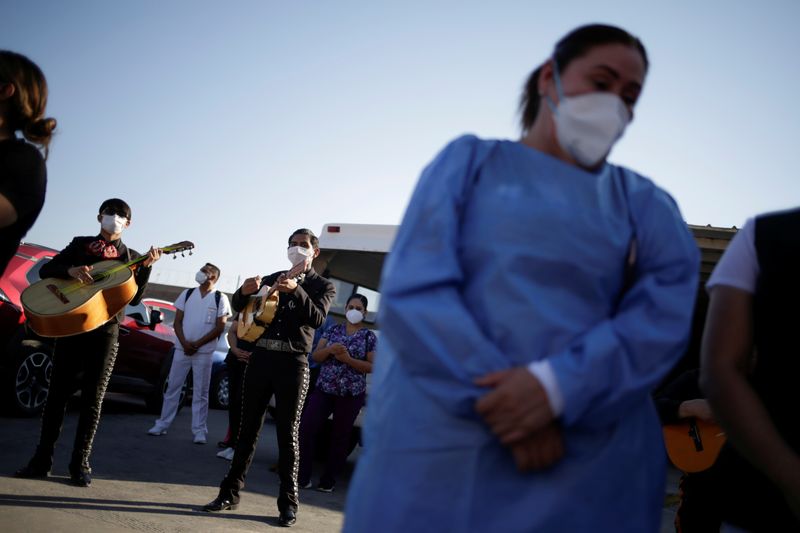 &copy; Reuters. Familiares e profissionais de saúde prestam homenagem a enfermeira que morreu de Covid-19 em Ciudad Juarez, no México