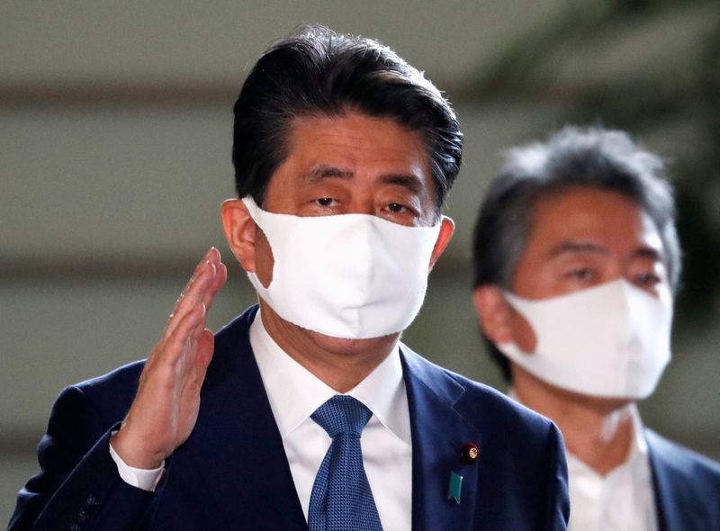 © Reuters. Japan's Prime Minister Shinzo Abe wearing a protective face mask arrives at his official residence, amid the coronavirus disease (COVID-19) outbreak, in Tokyo