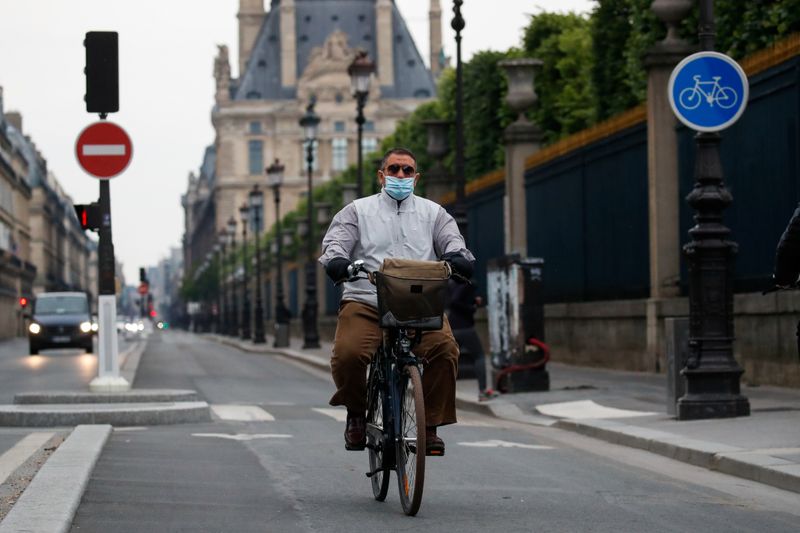 &copy; Reuters. PARIS: PAS DE PORT DU MASQUE OBLIGATOIRE EN VÉLO, SELON LA PRÉFECTURE